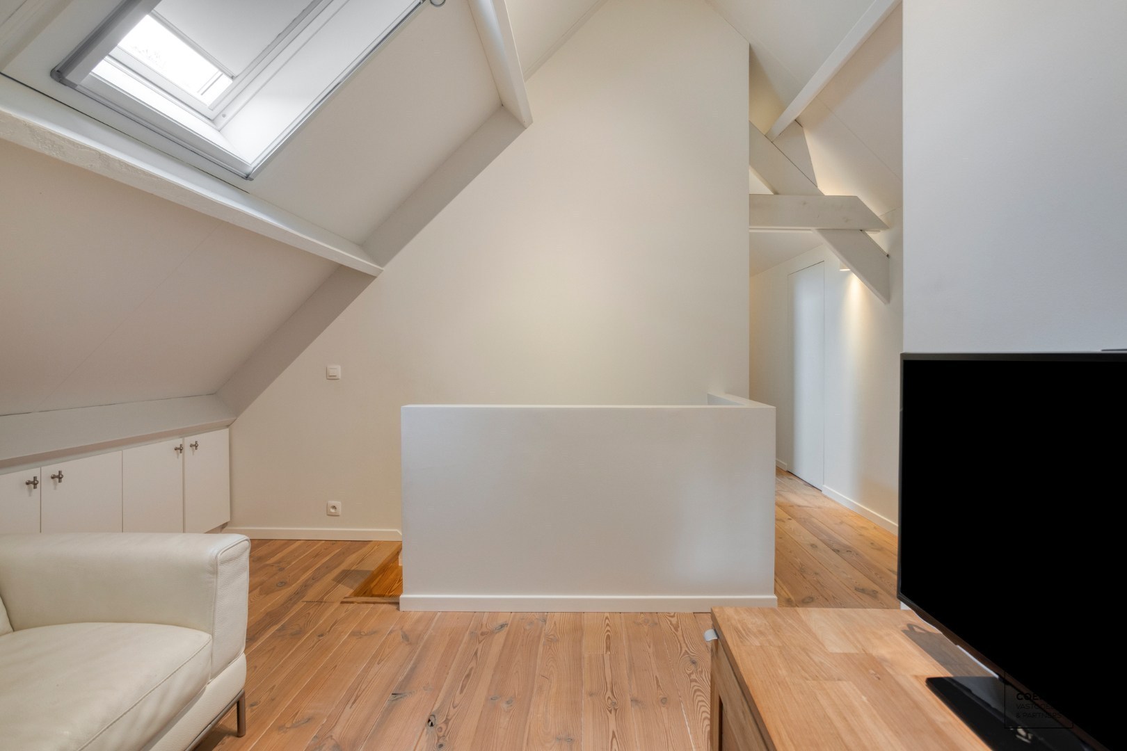 Prachtige woning met een bew. opp. van 302 m², 6 slpk, 3 bk en prachtige tuin met zwembad 