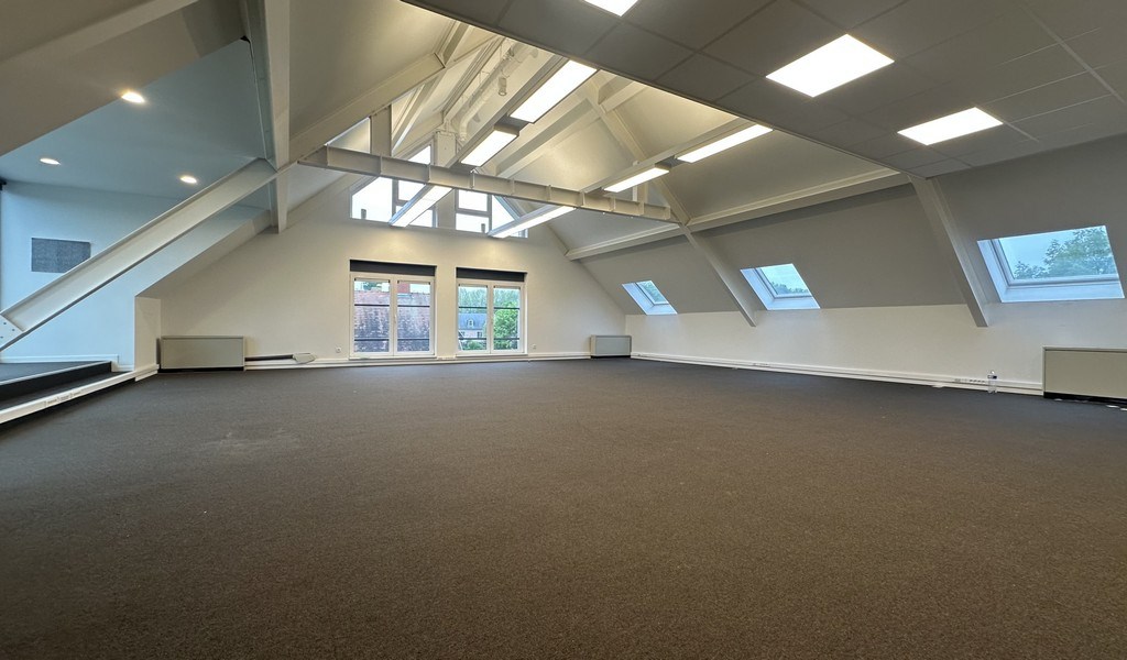 Kantoren te huur op zichtlocatie langs Kortrijksesteenweg in Sint-Martens-Latem