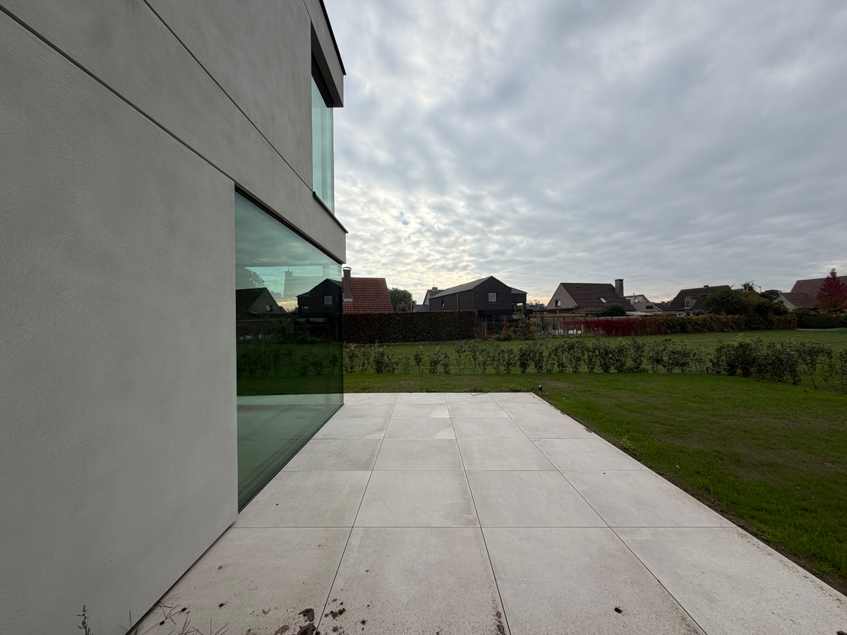 Ruime nieuwbouwwoning met terras en tuin. 