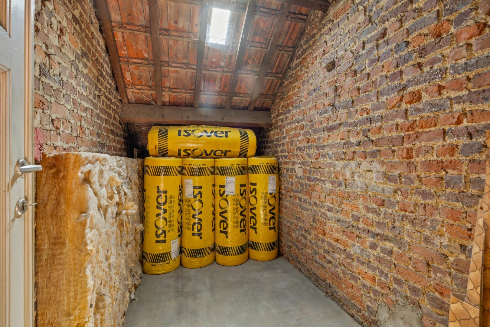 Ruime te renoveren woning met 3 slaapkamers in Lubbeek met doorgang langs het perceel van de buren. EPC: 736 KWH/m² 