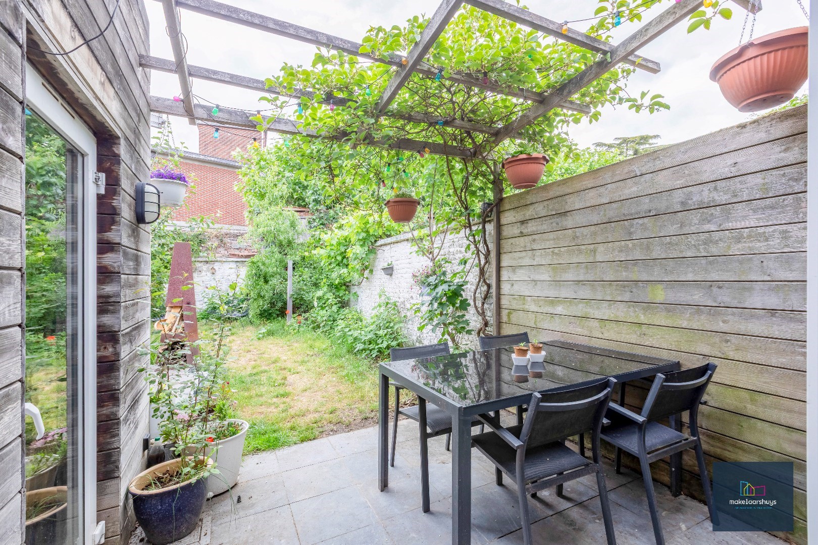 Instapklare woning met aangename tuin en garage 