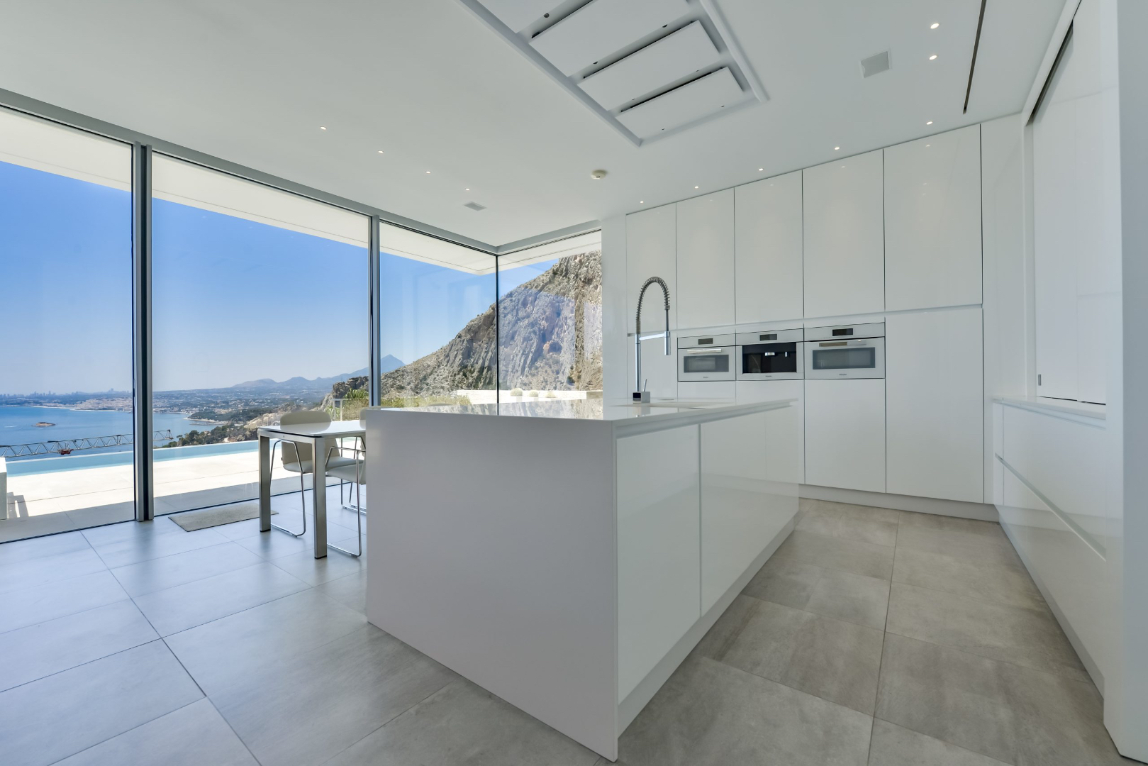 Luxe architectenvilla in Mascarat – Altea met panoramisch zeezicht en extra bouwgrond 