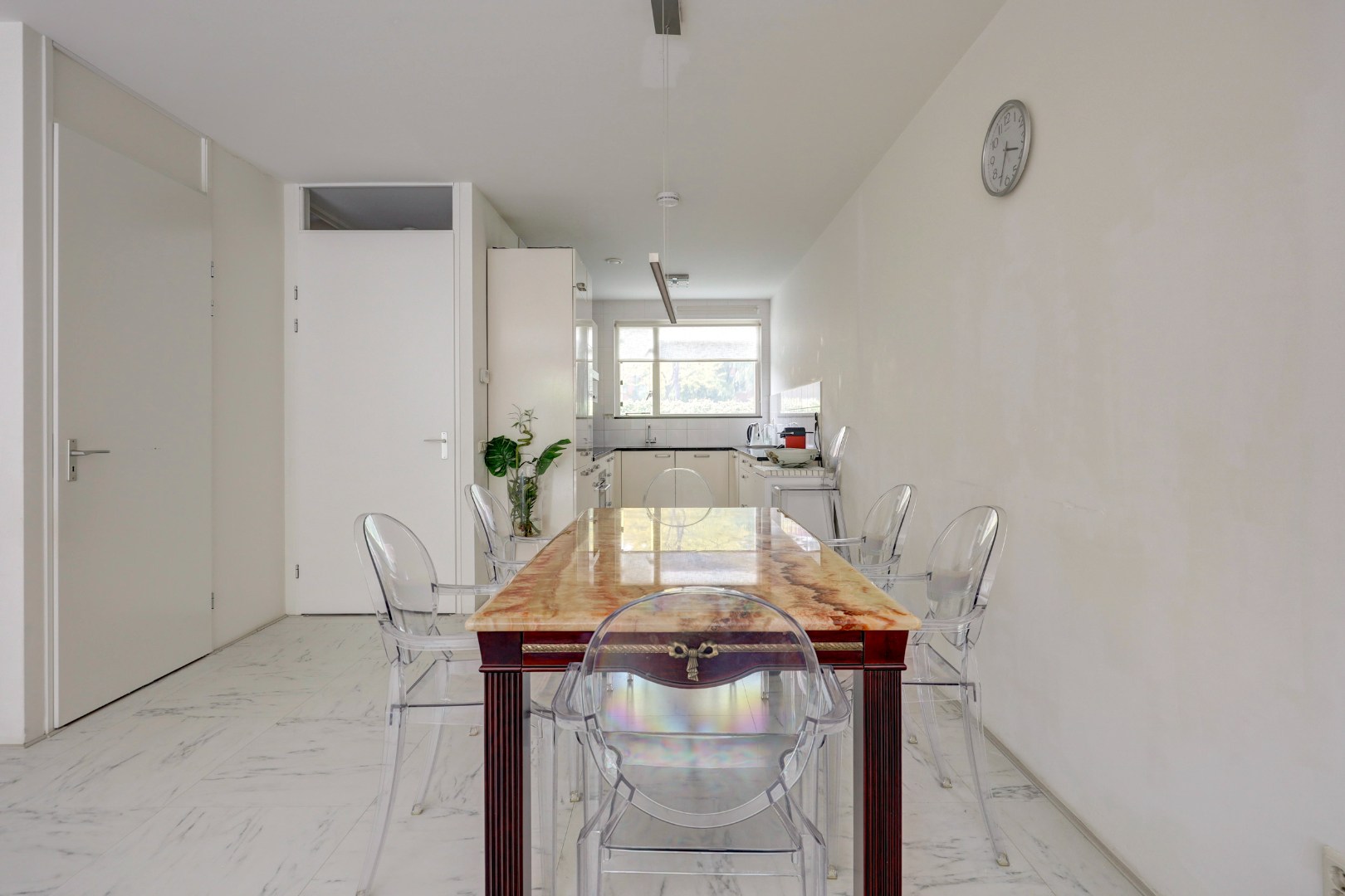 Goed onderhouden 4-kamer eengezinswoning met 3 goede slaapkamers (optie tot creëren 4e slaapkamer), ruime badkamer, onderhoudsvriendelijke tuin en gelegen op eigen grond! 