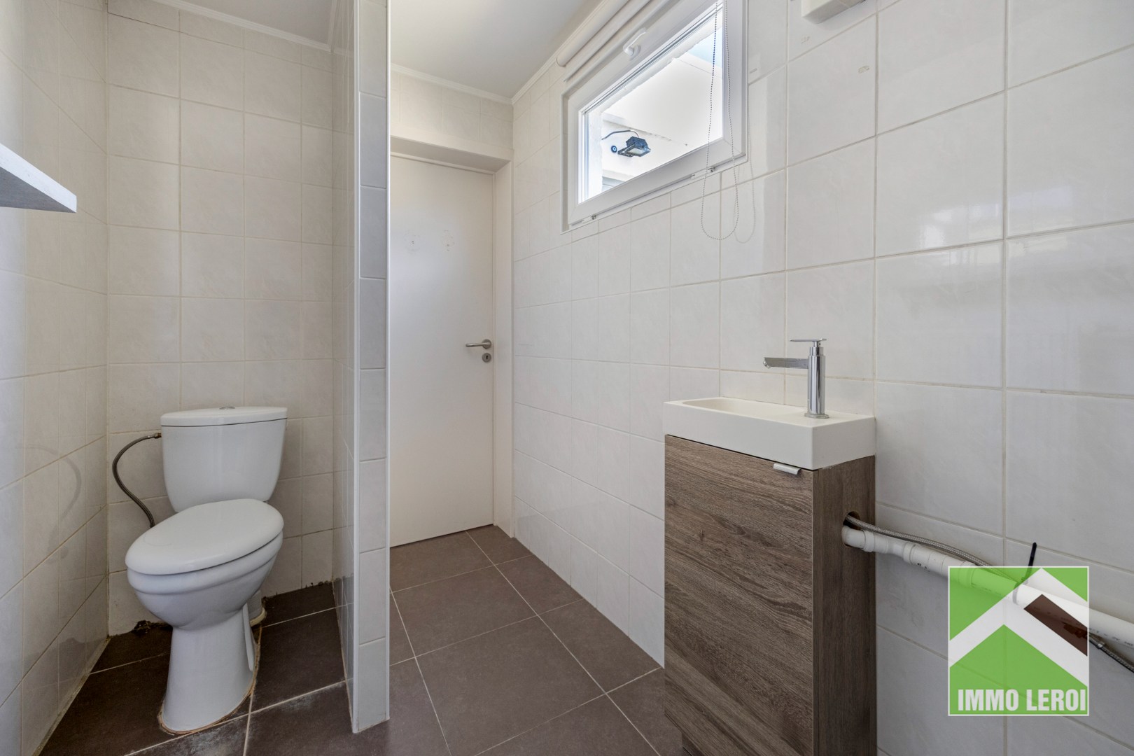 Apart toilet met lavabo