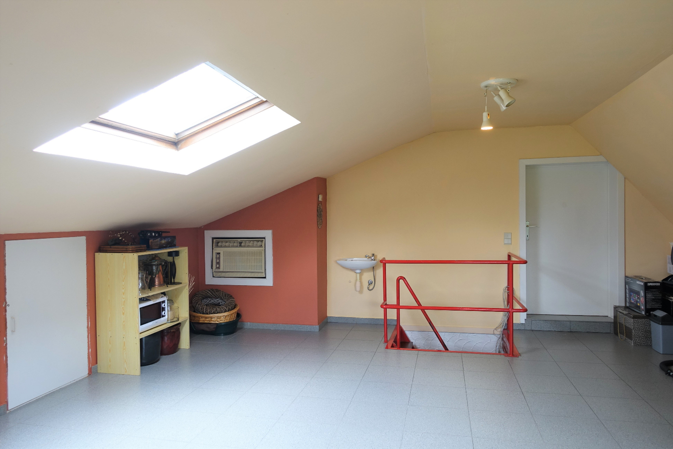 Uiterst rustig gelegen villa met kantoorruimte 