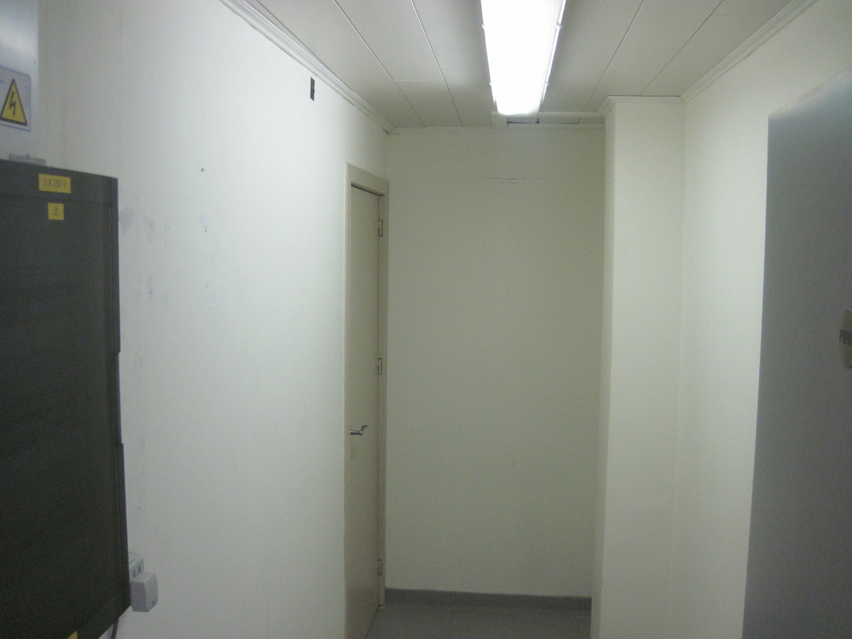 Gelijkvloers pand op top-ligging. Mogelijkheden als winkel of kantoor. 