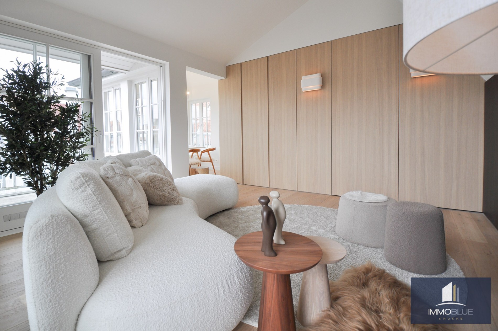 Appartement entièrement rénové avec de grandes terrasses ensoleillées. 