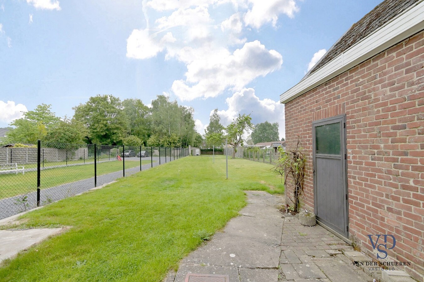 Degelijke, goed gelegen woning. 