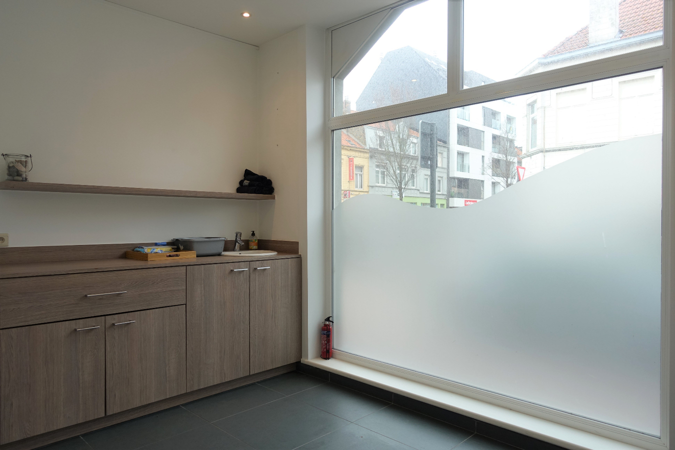 Polyvalent hoekpand met karaktervol appartement en terras 