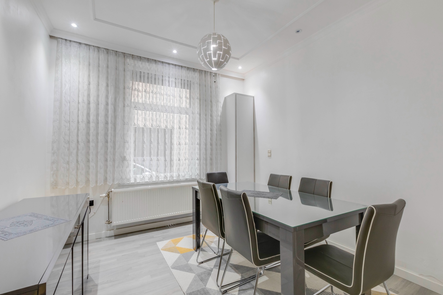 Instapklare rijwoning in zeer rustige straat 