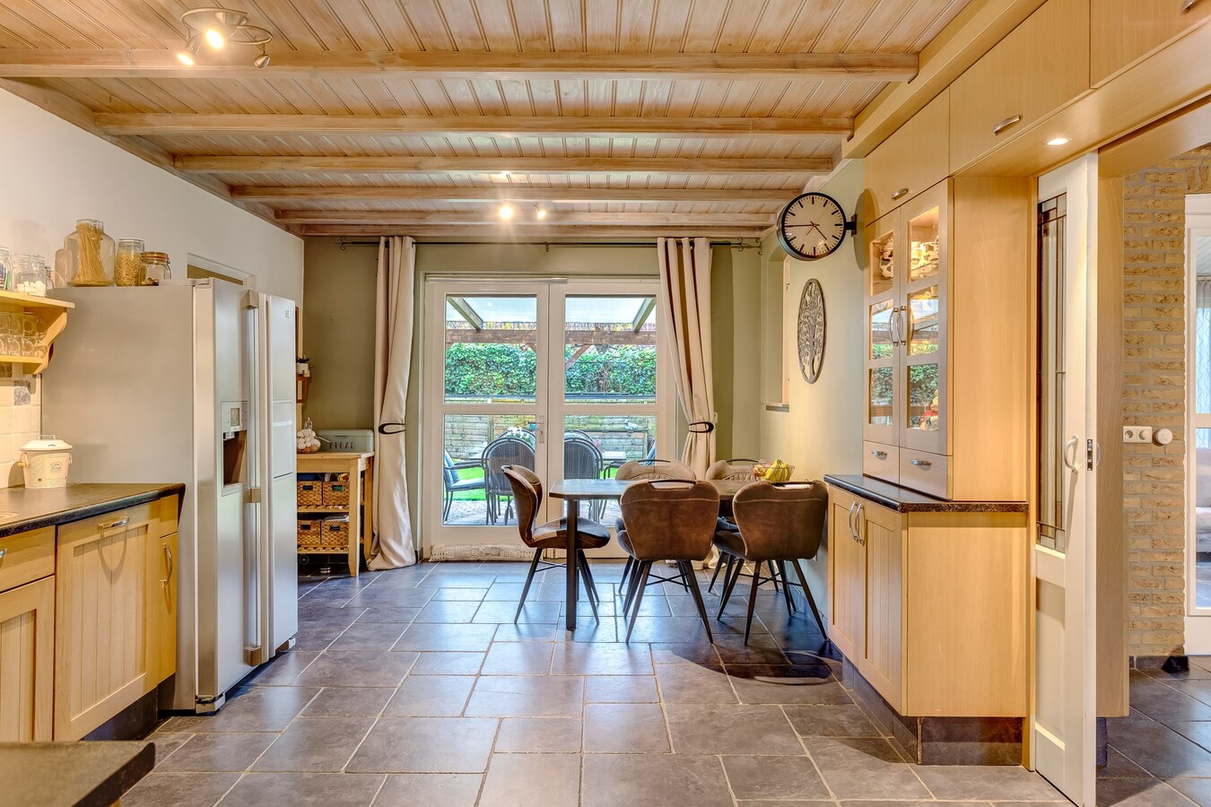 Vrijstaande woning met inpandige garage gelegen op een perceel van 784 m2 te Arendonk. 