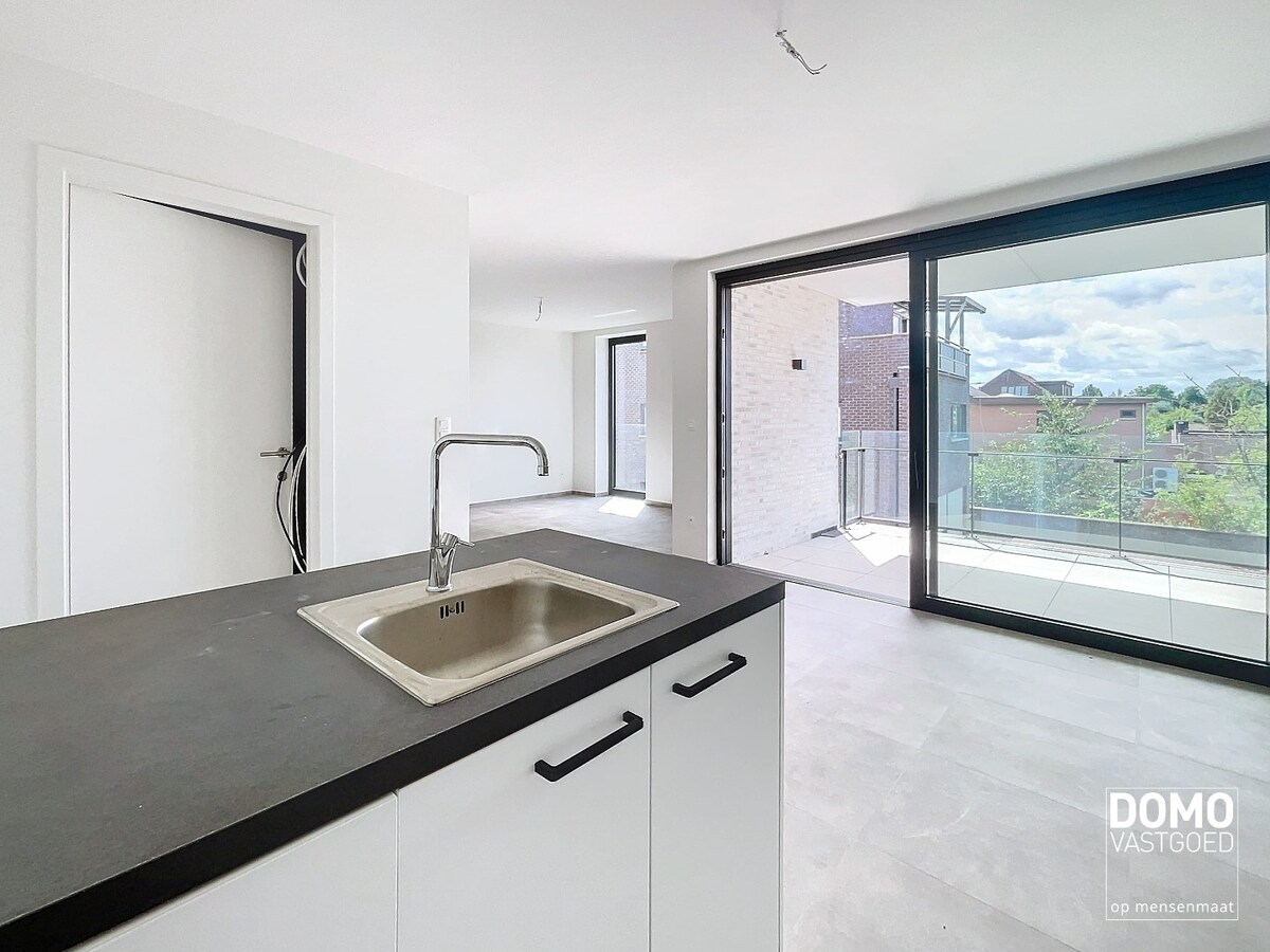 NIEUWBOUWAPPARTEMENT MET 2 SLAAPKAMERS, RUIM TERRAS, ONDERGRONDSE AUTOSTANDPLAATS EN KELDERBERGING AANWEZIG IN MAASMECHELEN 