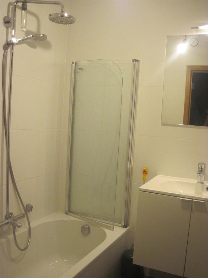 Ruim gelijkvloers appartement met terras en tuintje. Incl. afz. garage ! 