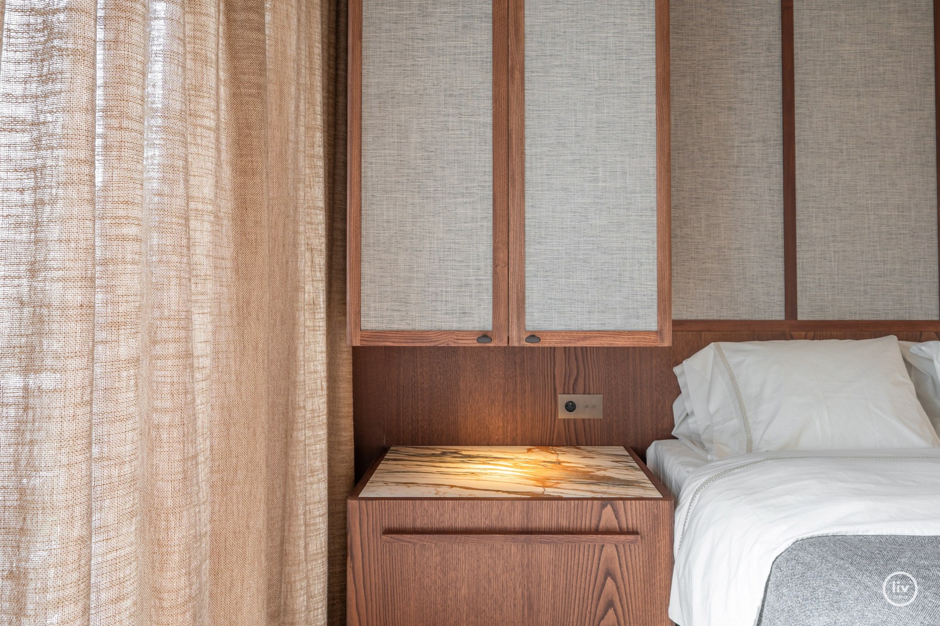 Volledig en subliem gerenoveerd zuid-west georiënteerd hoekappartement in een prestigieuze villaresidentie in het hart van het Zoute. 