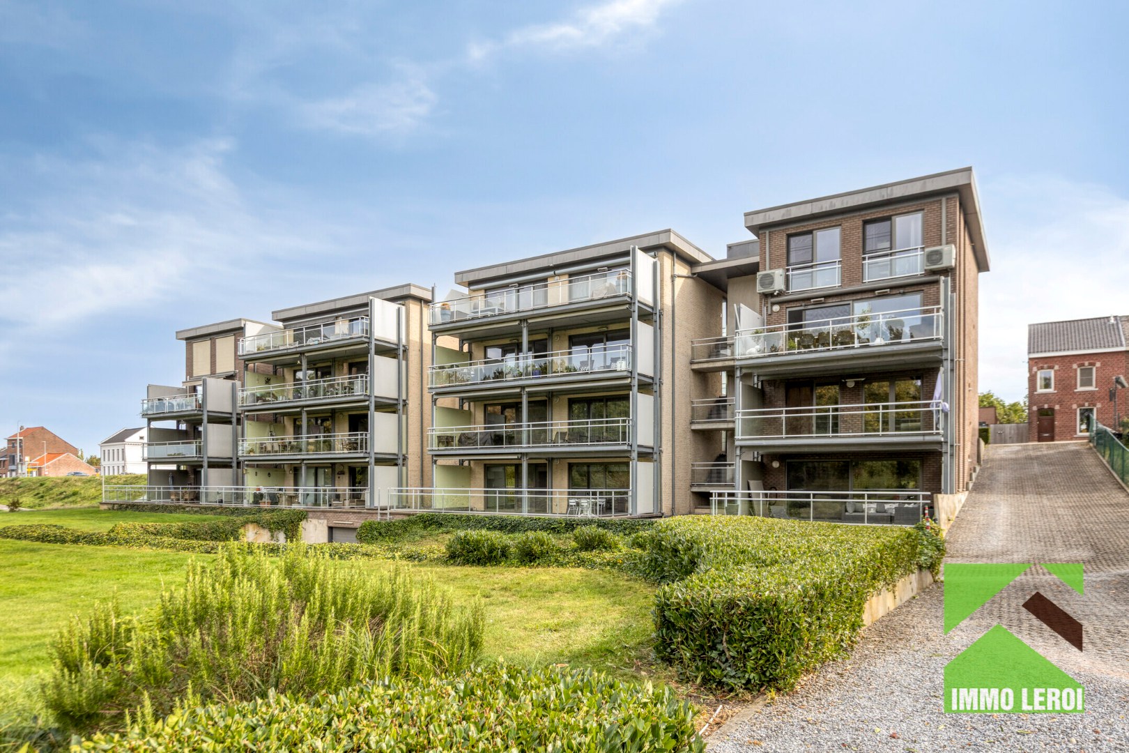 Achtergevel gebouw en tuin