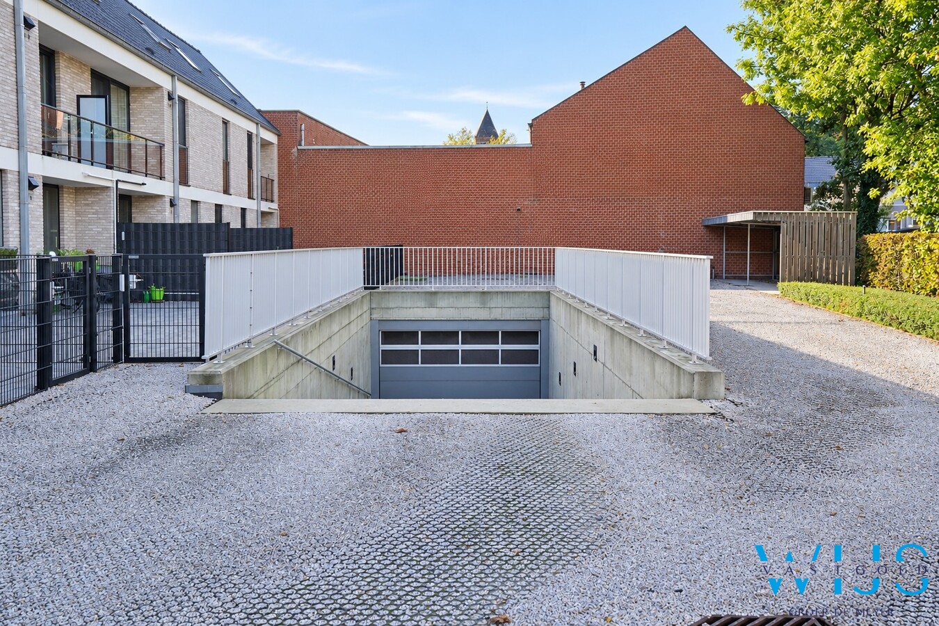 Recent verzorgd gelijkvloers appartement met garage en staanplaats ! 