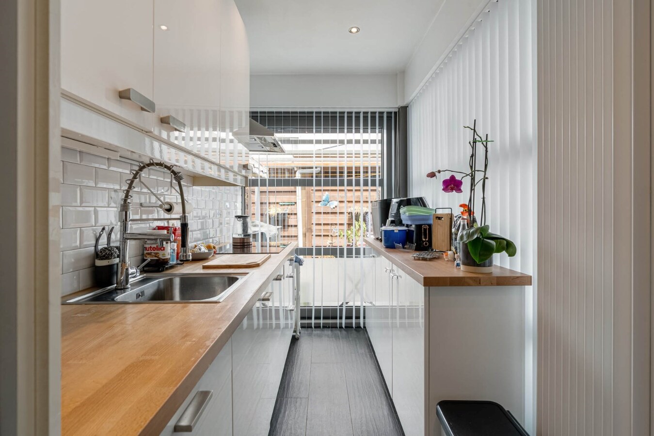 Gelijkvloers INVESTERINGSAPPARTEMENT vlakbij centrum met fraai terras en autostandplaats. 