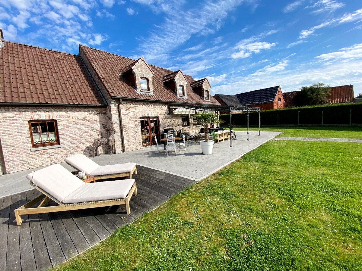Vaste villa avec grand jardin et garage. 