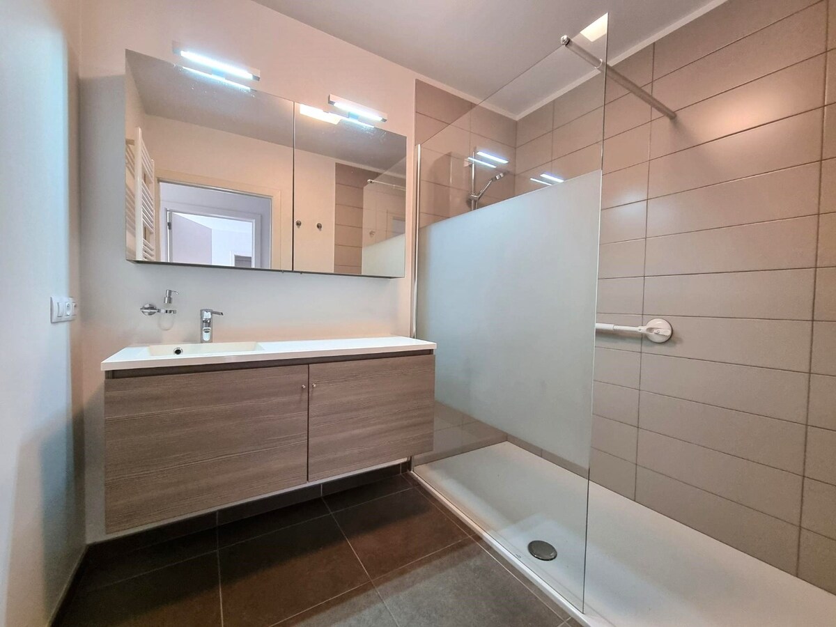 Zeer ruim, breed en lichtrijk woonappartement met groot zongericht terras 