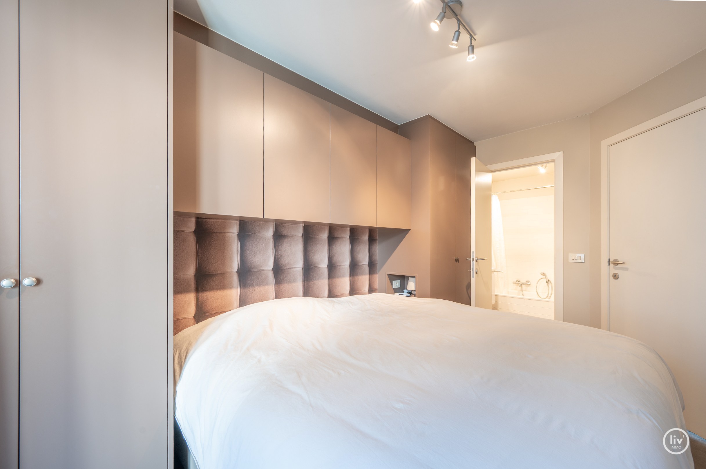 Bel appartement spacieux et récent situé au centre de l'avenue Léopold à Knokke. 