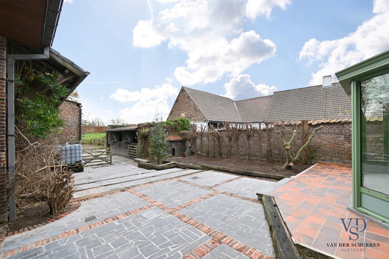 Charmante hoeve met stallen 