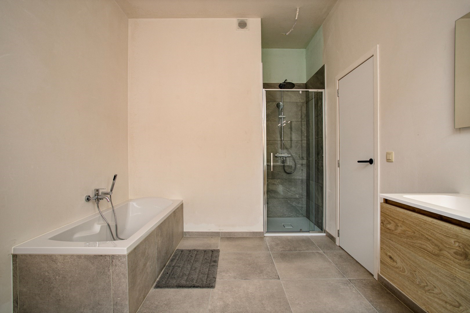 Volledig afgewerkt appartement met 2 slaapkamers en terras. 