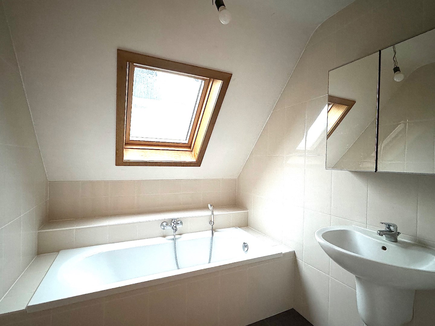 Tiegem - Alleenstaande woning met garage 950 euro 