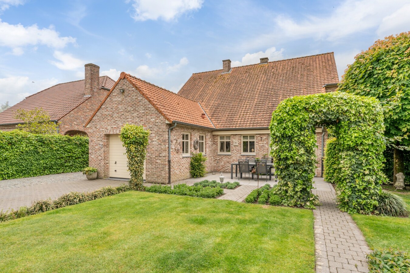 Stijlvolle, goed afgewerkte woning op een perceel van 6a32ca op een rustige locatie te Kinrooi! 