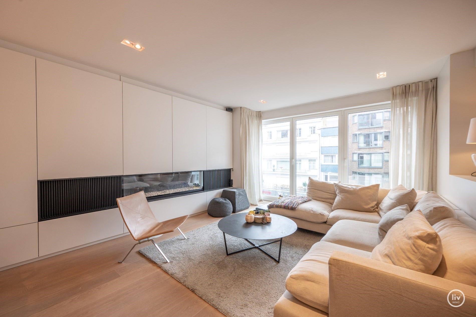 Bel appartement rénové, spacieux avec 2 chambres et une belle largeur de façade, situé au centre de l'avenue Lippens à Knokke. 