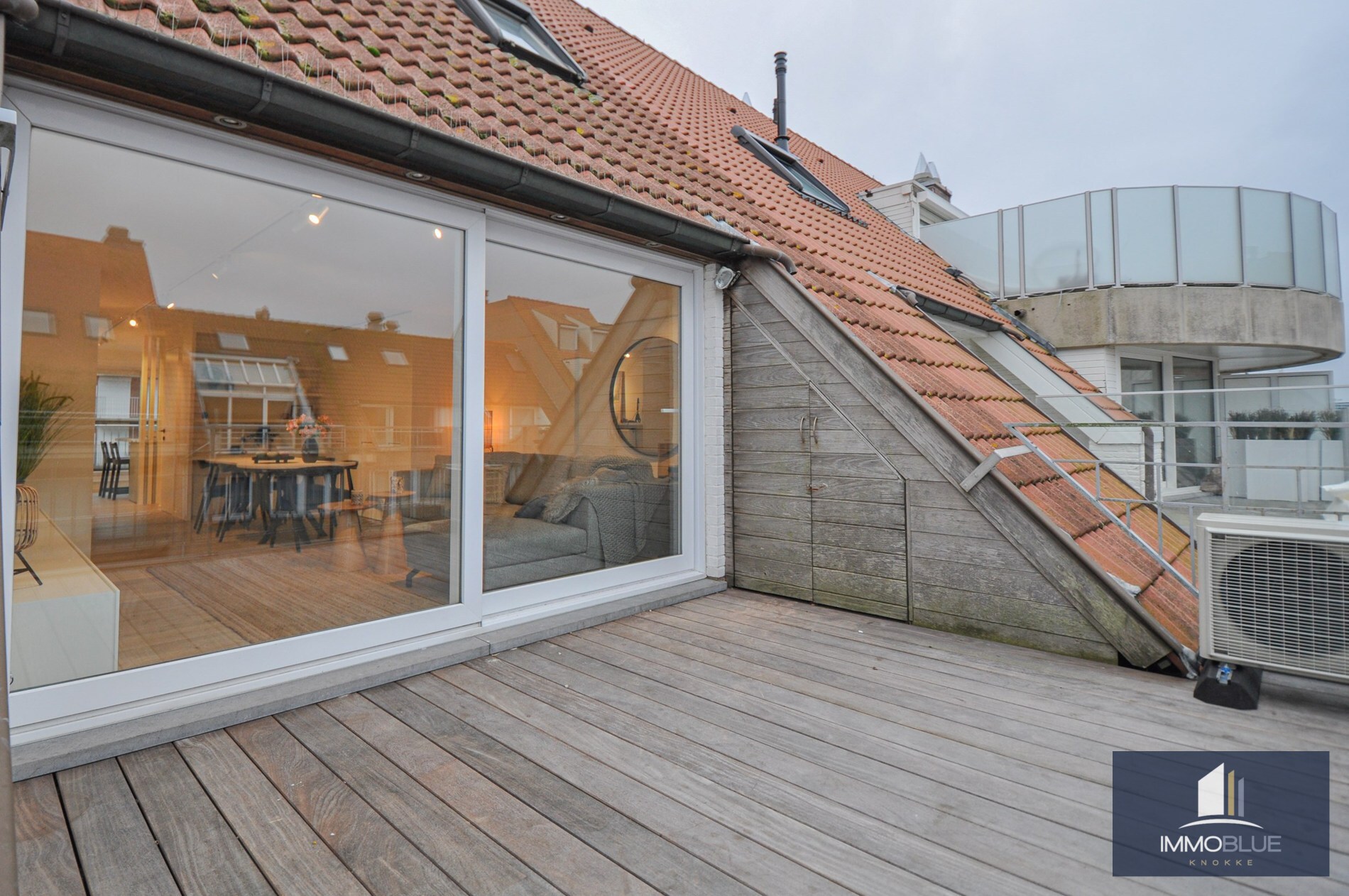 Appartement entièrement rénové avec deux grandes terrasses. 