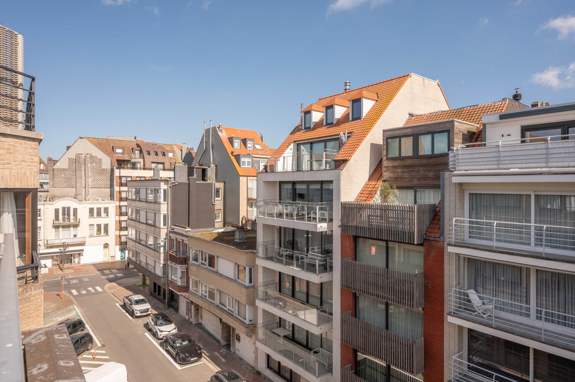 Penthouse duplex exceptionnel de 125 m² dans la résidence William, un bâtiment récent et élégant (2020), parfaitement situé au centre de Knokke. 