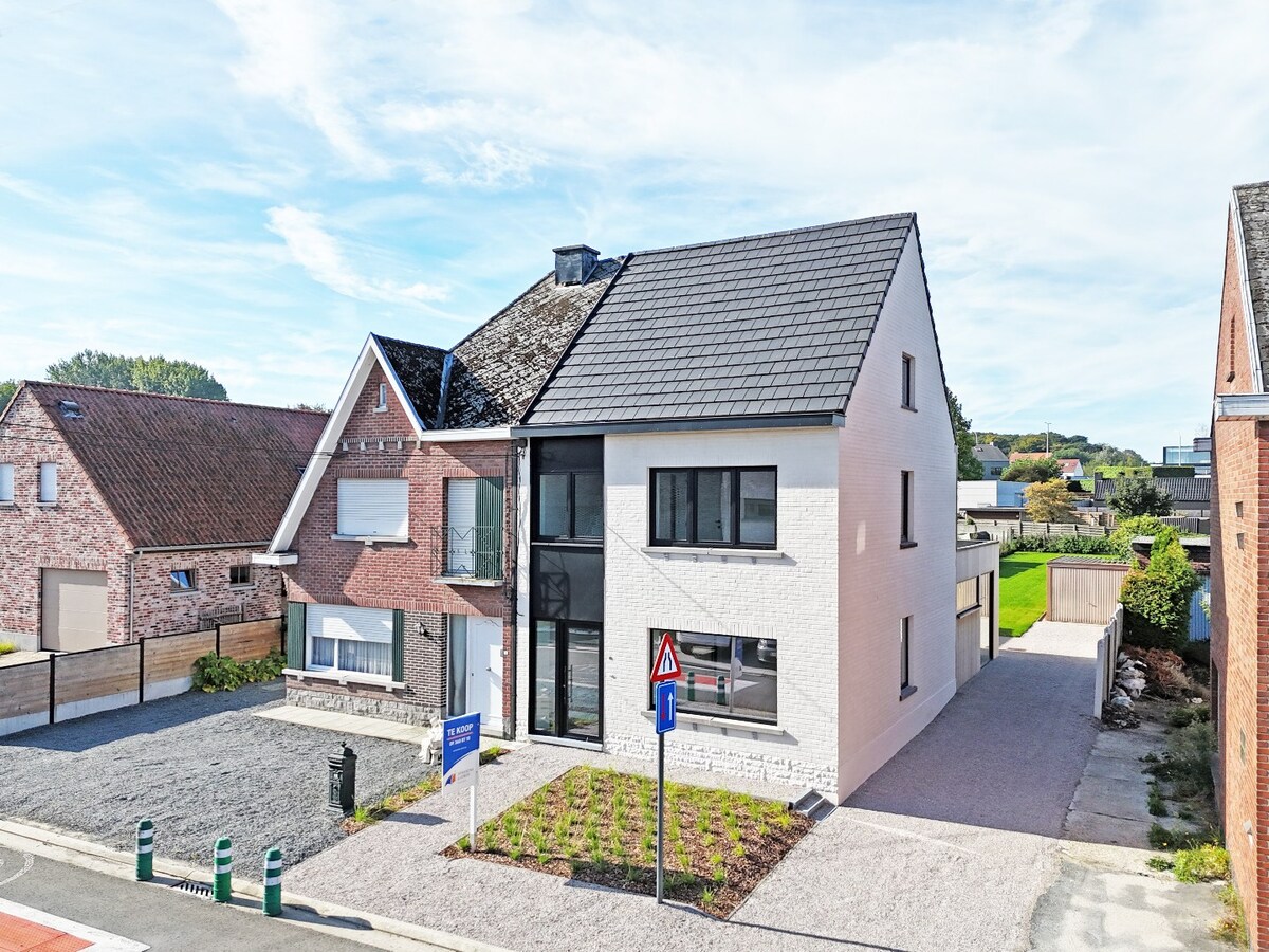 Knappe renovatie met ZW-tuin op gunstige locatie te Zottegem 