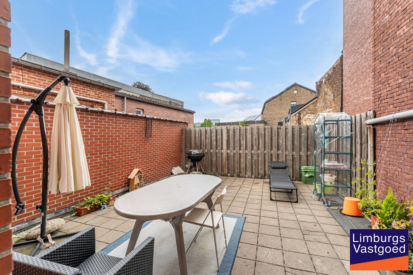 Commercieel uitstekend gelegen investeringspand bestaande uit winkel + duplex 