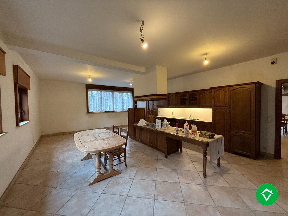 Ruime, alleenstaande woning met 6 slaapkamers en tuin te Hooglede (De Geite) 