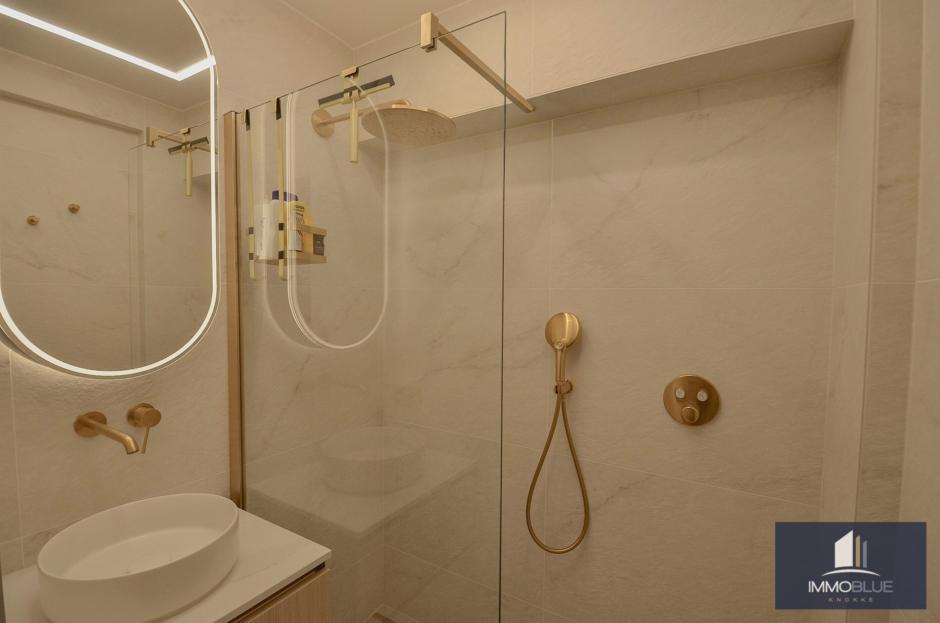 Stijlvol volledig gerenoveerd appartement  op wandelafstand van de zee én het commercieel centrum. 