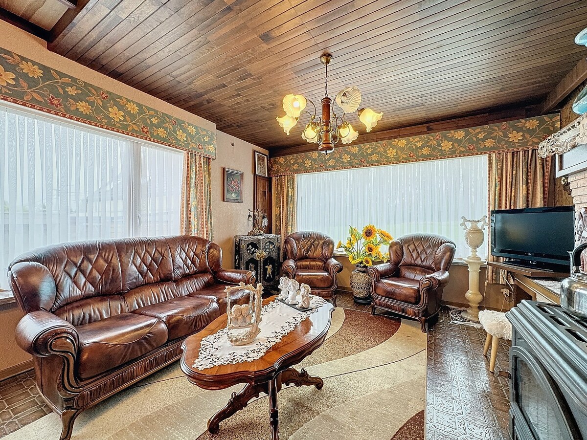 Seventies laagbouw met 2 garages en tuin te Erwetegem 