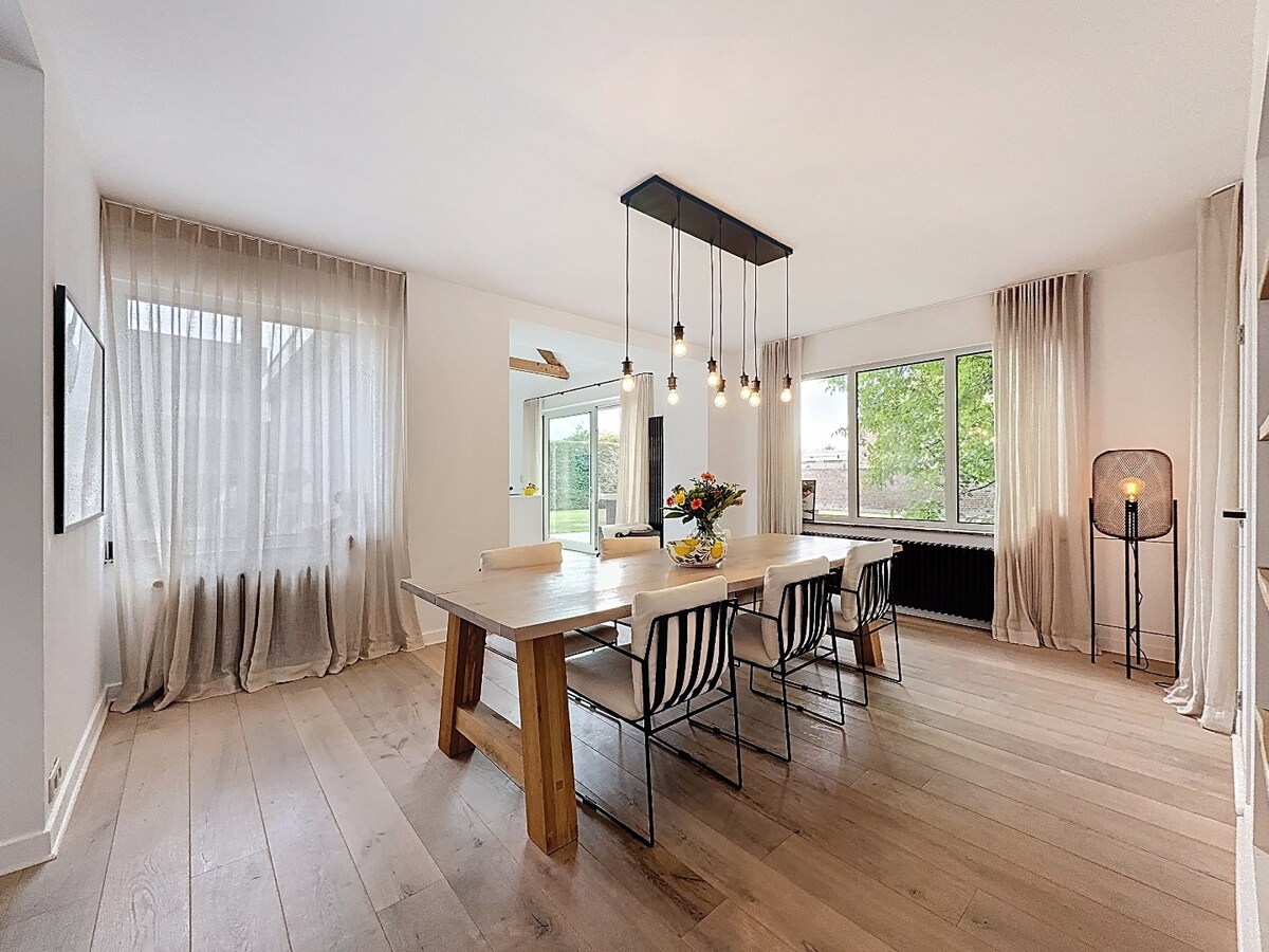 Herenwoning met afzonderlijke praktijkruimte te Velzeke 