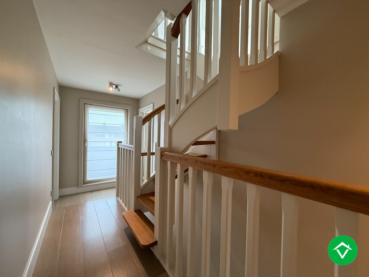 Prachtige rijwoning met 3 slaapkamers, tuin en garage te Roeselare 