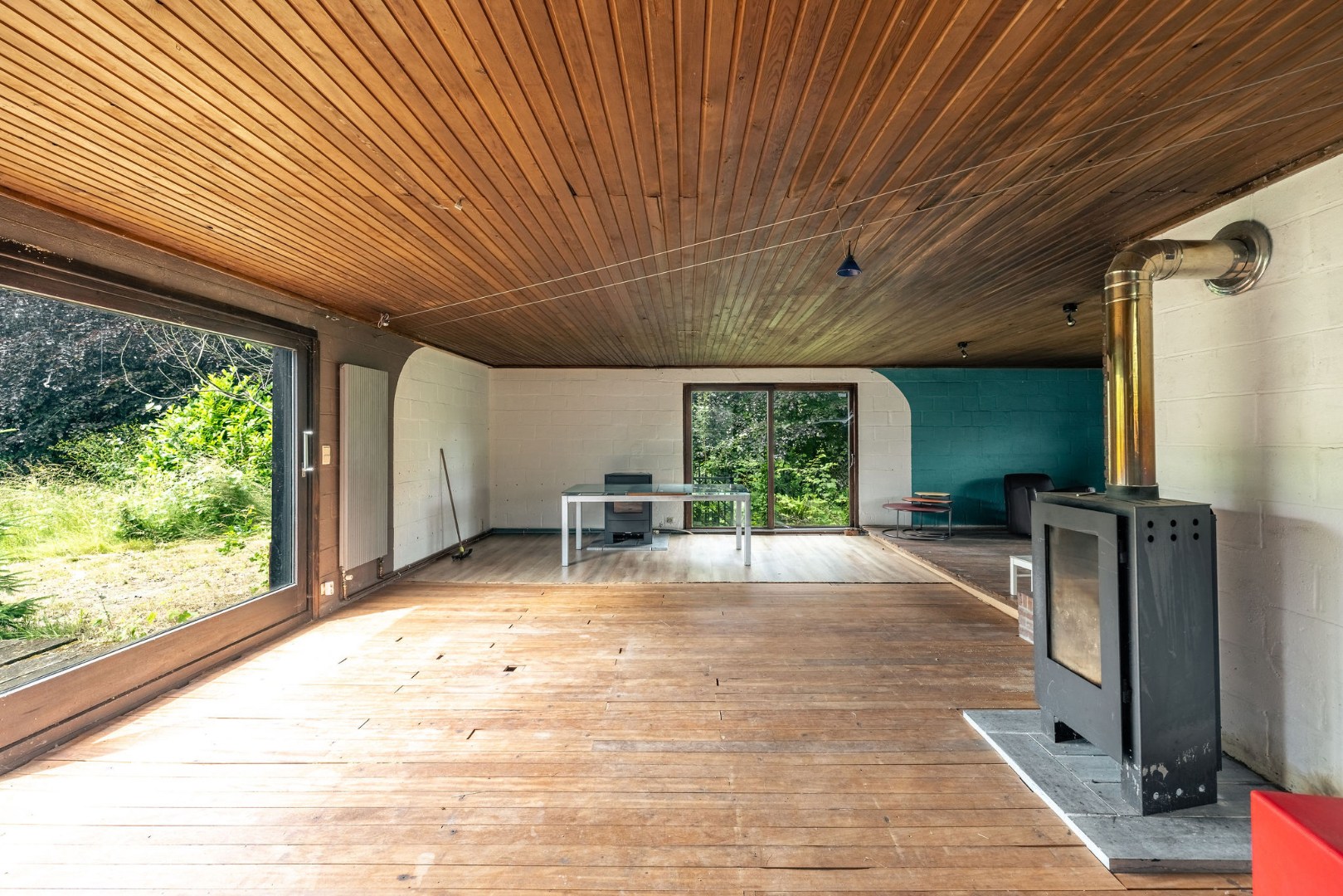 Seventies bungalowvilla met renovatiepotentieel op unieke ligging aan natuurgebied 