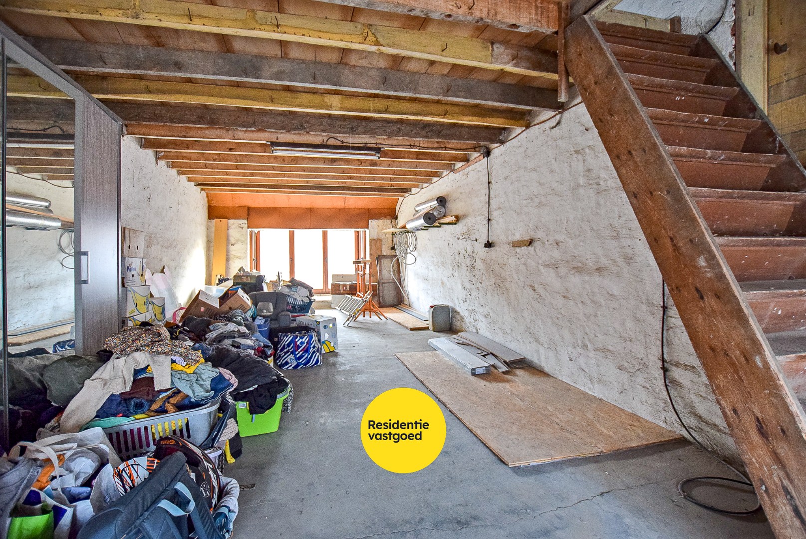 Ruime woning met uitbreidingsmogelijkheden en loods in groot Alveringem. 