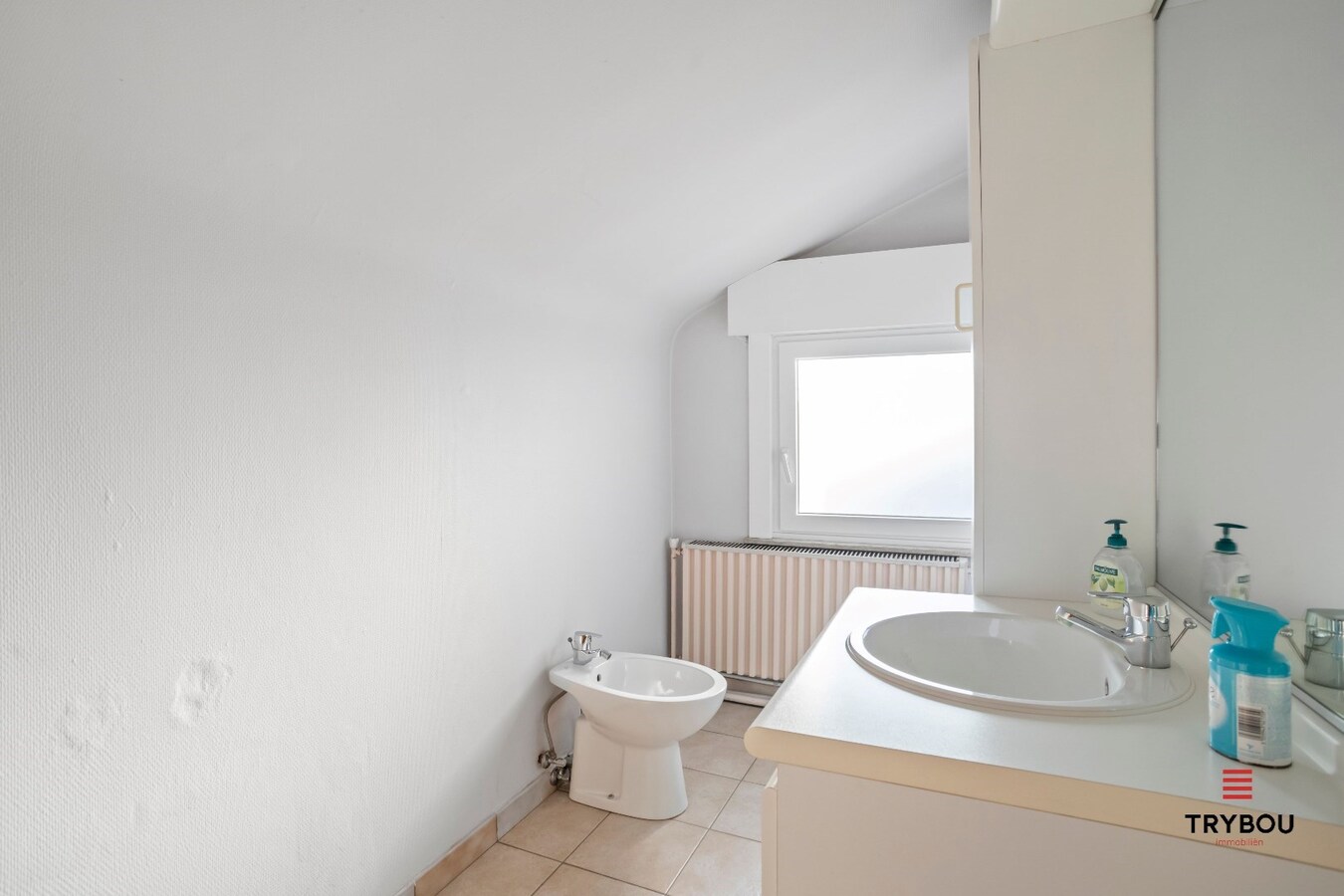 Centraal gelegen, halfopen woning met loods op perceel van 625m² 