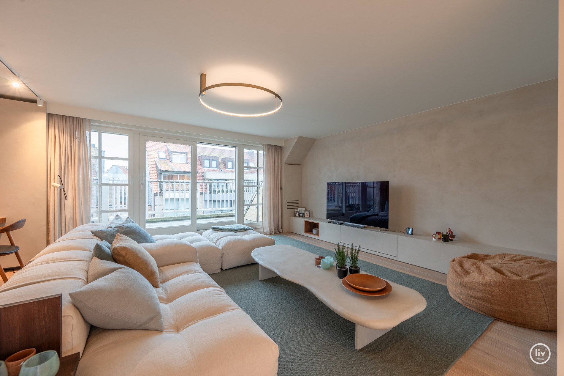 Prachtig gerenoveerd duplexappartement, ideaal gelegen vlakbij de Heilig Hartkerk in het hart van Knokke. 