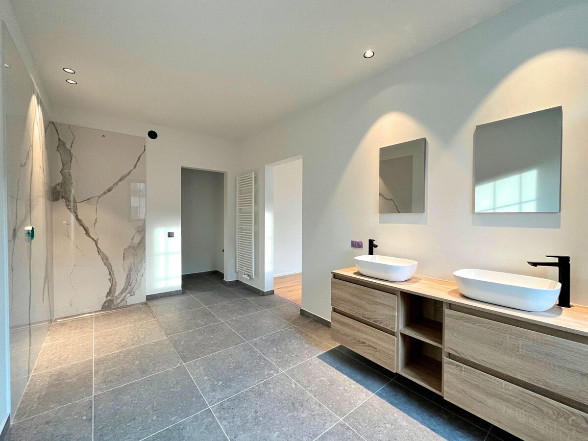 Nieuwbouwwoning (onder registratierechten) met 5 slaapkamers en 4 badkamers te Heulebrug 