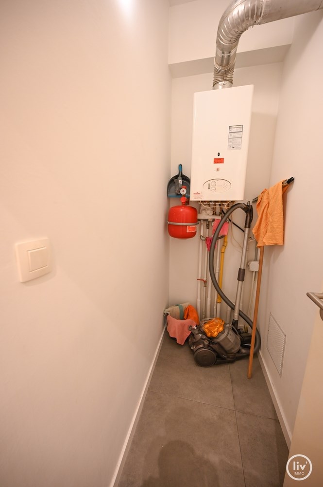 GEMEUBELD: Gelijkvloersappartement met terras, gelegen dichtbij het Van Bunnenplein en de zeedijk te Knokke.. 