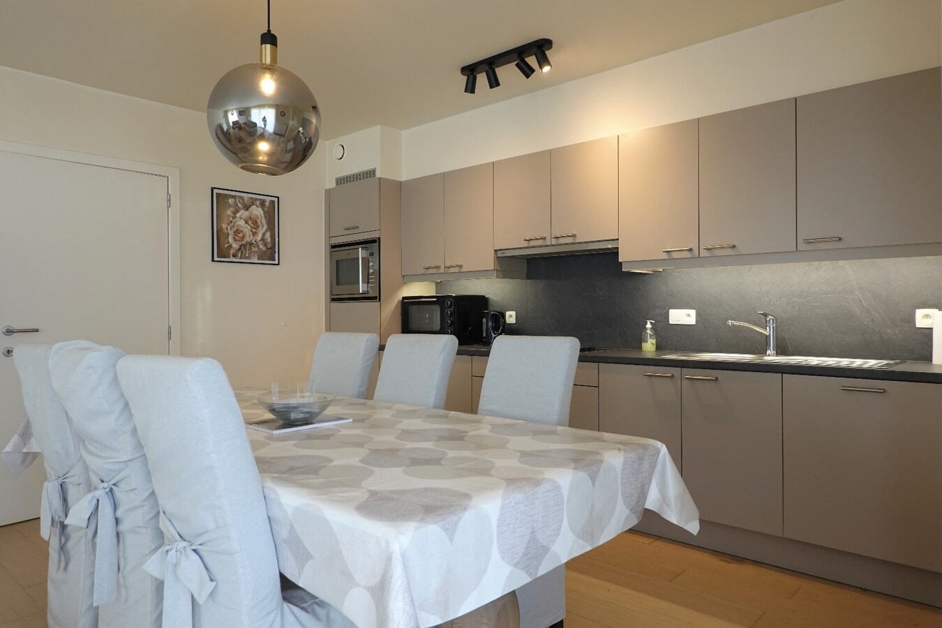 Gelijkvloers appartement (2016) met tuintje en parkeerplaats 