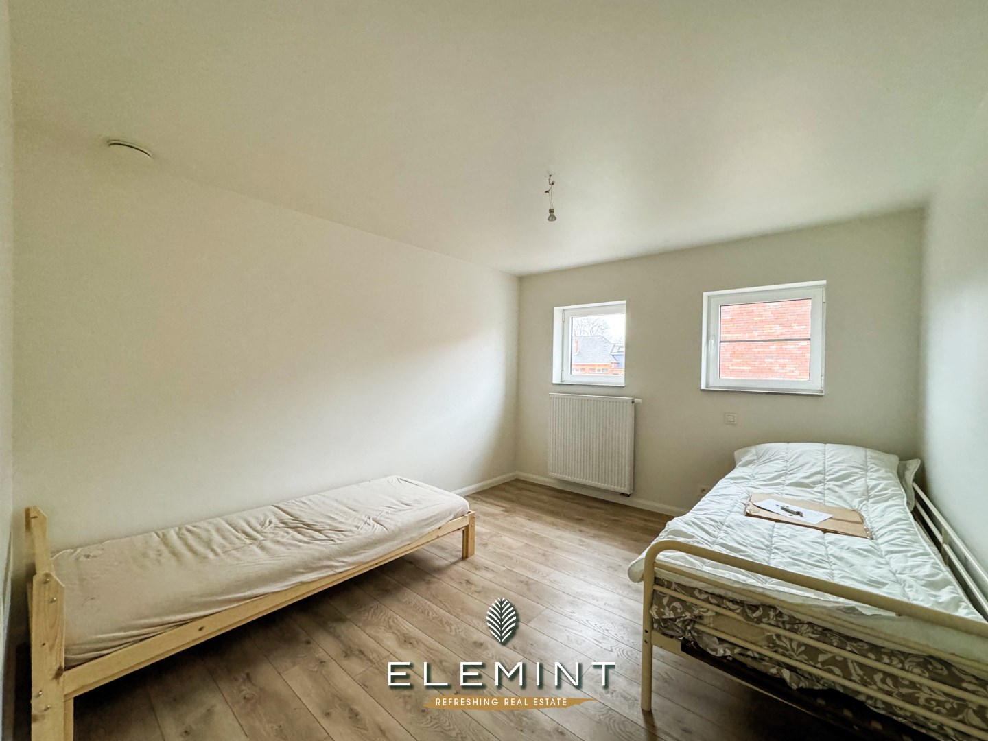 Rekkem. Ruime halfopen woning met 5 slaapkamers, tuin &amp; garage 