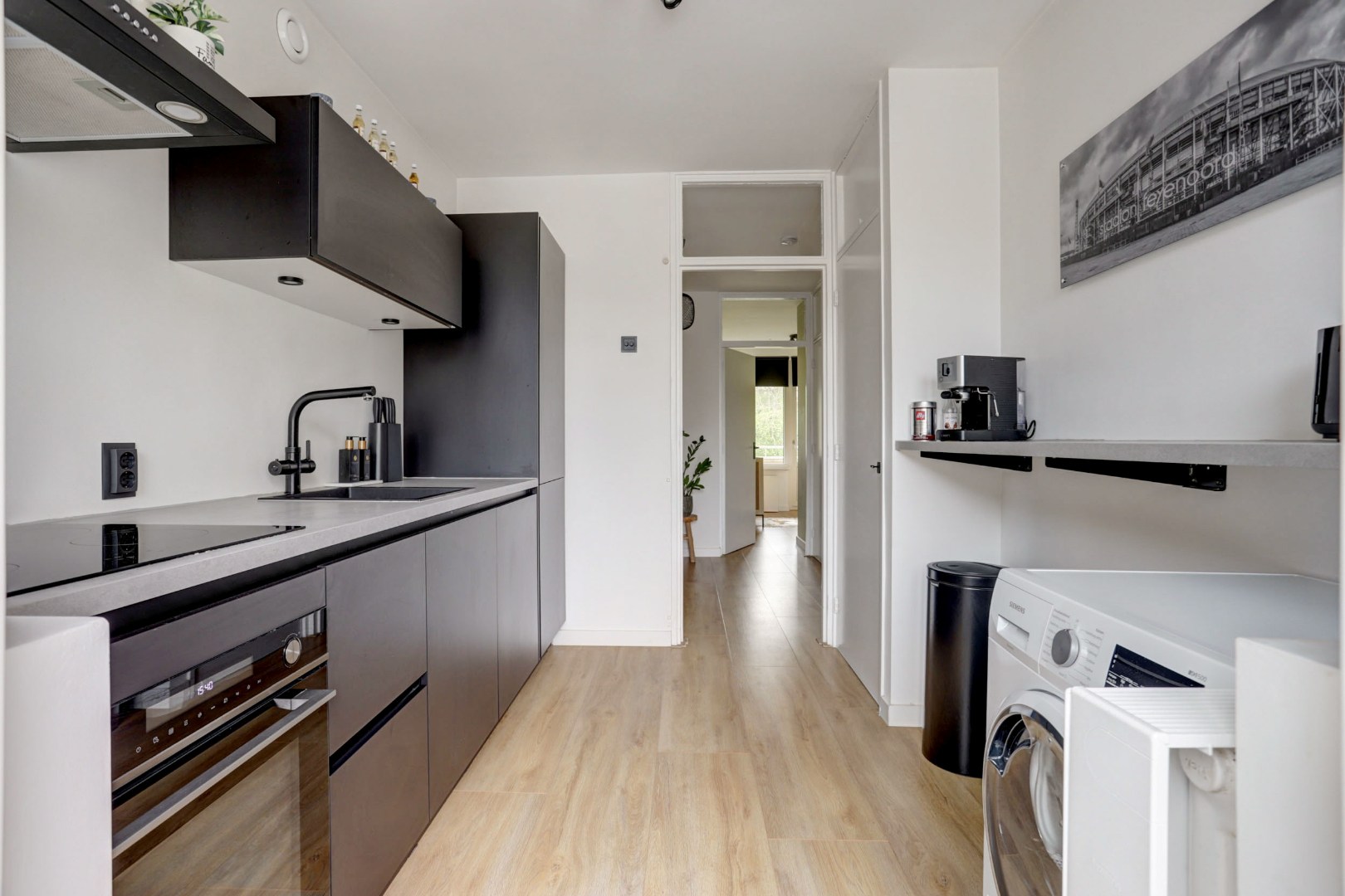 Zonder klussen te betrekken, instapklaar 3-(voorheen 4) kamer appartement met moderne keuken en badkamer, 2 balkons, berging in de onderbouw en gelegen op eigen grond! 