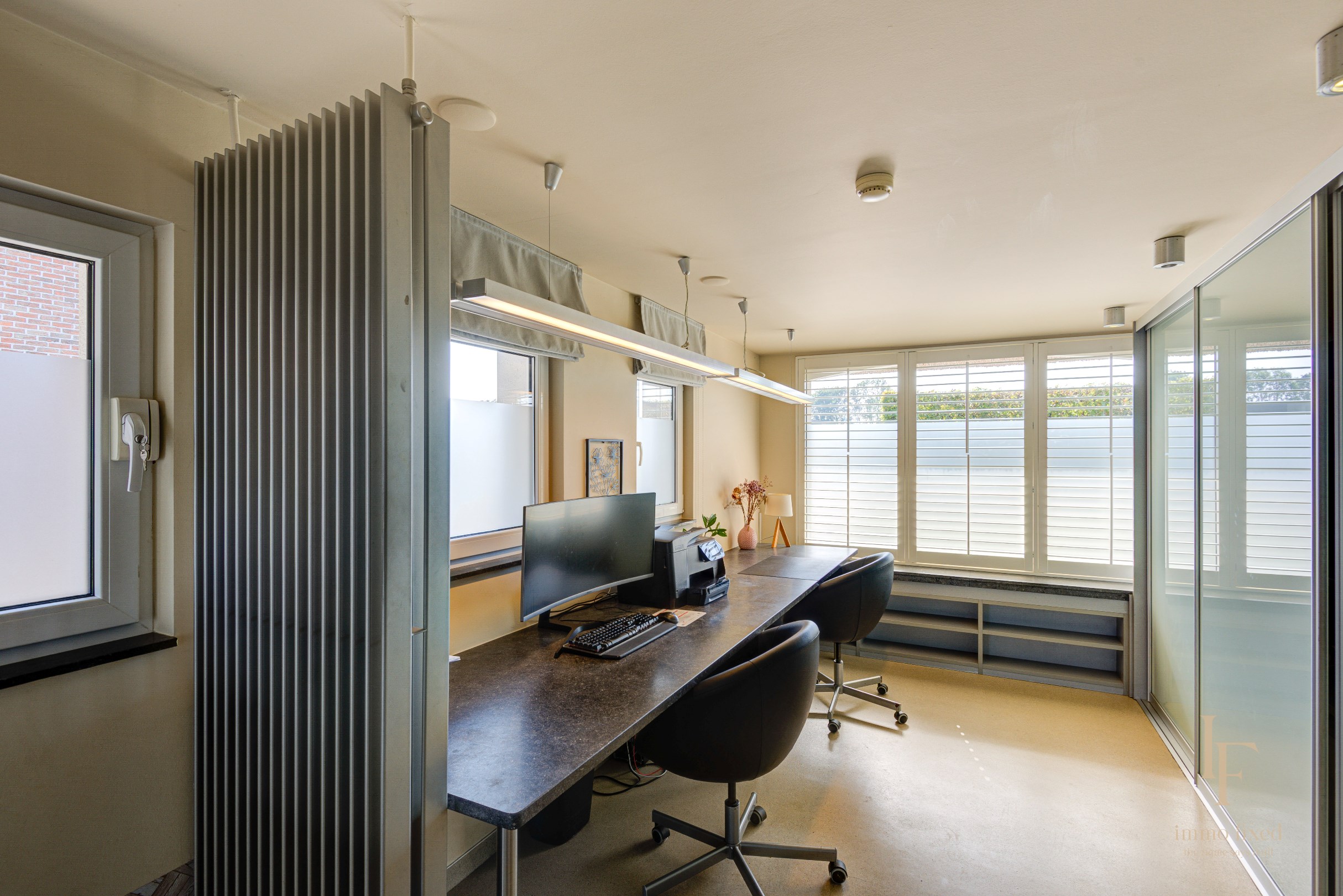 Villa met magazijn, garagebox en 12+ parkeerplaatsen te Kontich! 