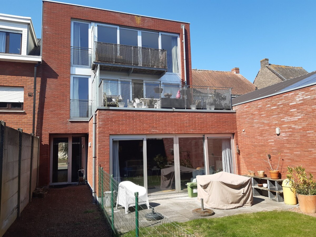 Lichtrijk dakappartement (geen vaste kosten). 