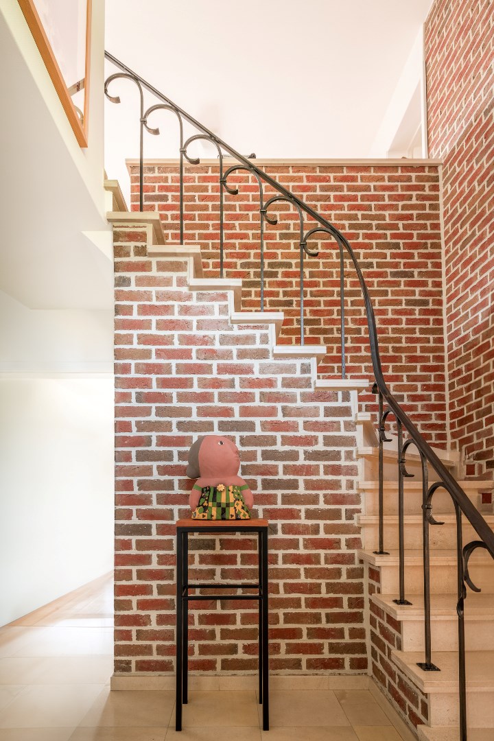 Ruime inkomhal met vestiaireruimte en gastentoilet